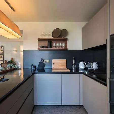 Emporium Deluxe 3br W/ Private Parking By Lovelystay *