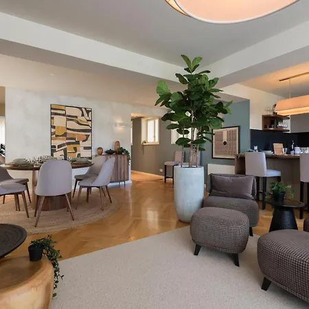 Emporium Deluxe 3br W/ Private Parking By Lovelystay