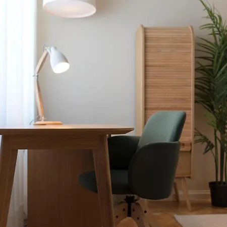 Emporium Deluxe 3br W/ Private Parking By Lovelystay
