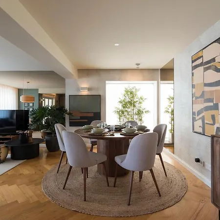 Emporium Deluxe 3br W/ Private Parking By Lovelystay *